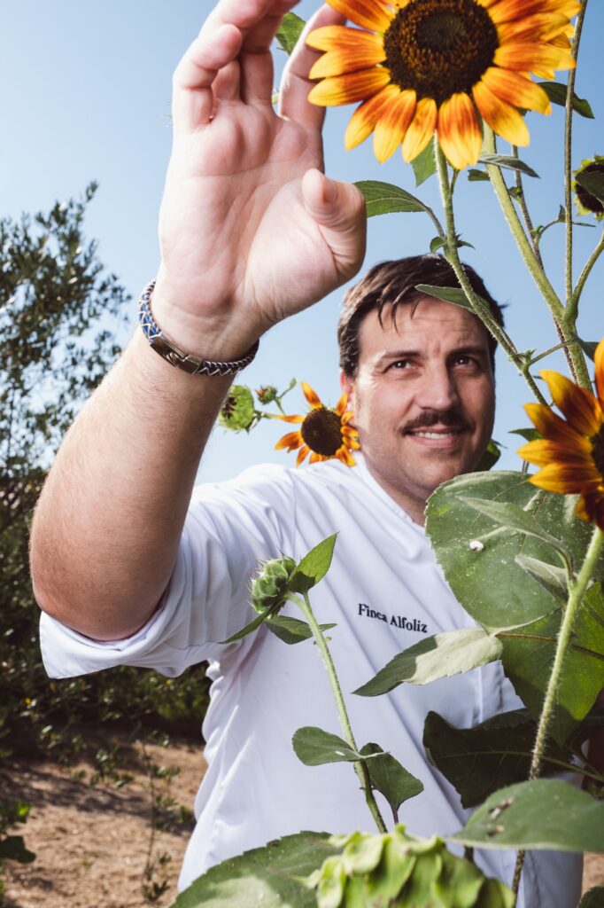 Xanty Elías entre girasoles en Finca Alfoliz
